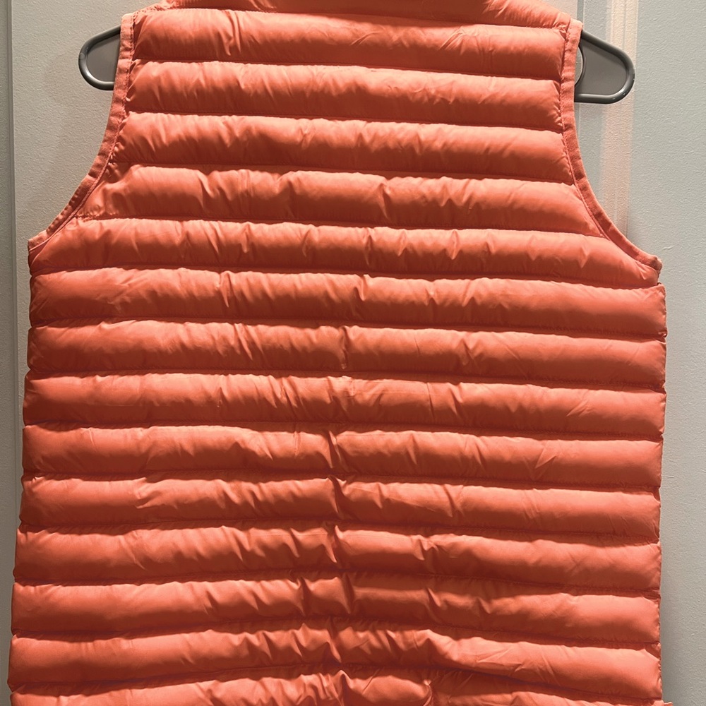 Girls Burton vest. Size L. Worn only a few times. Melon colored. Reversible